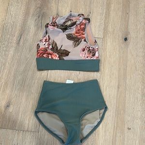 Five dancewear green ribbed flower set. High neck.